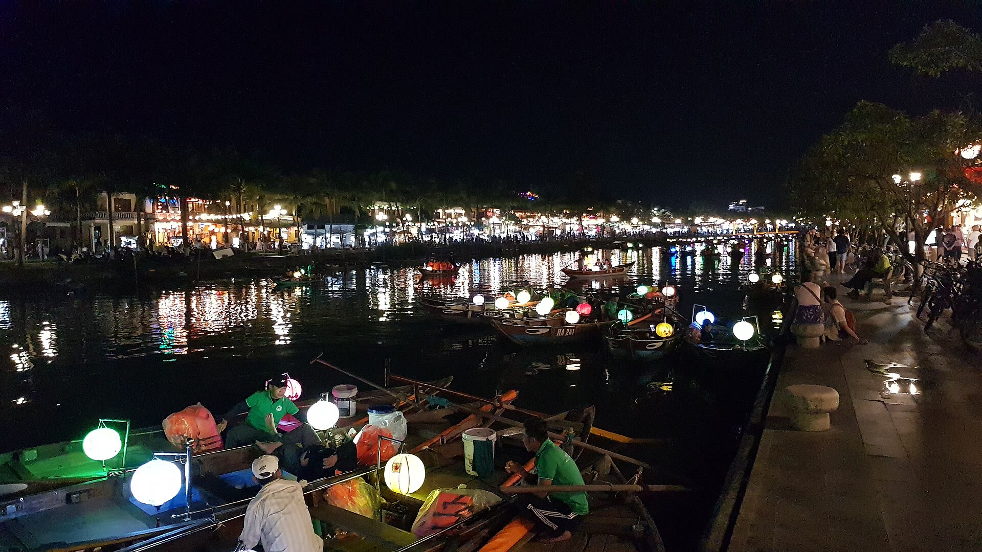 เรือโคมไฟบนแม่น้ำในคืนโคมไฟที่ฮอยอัน