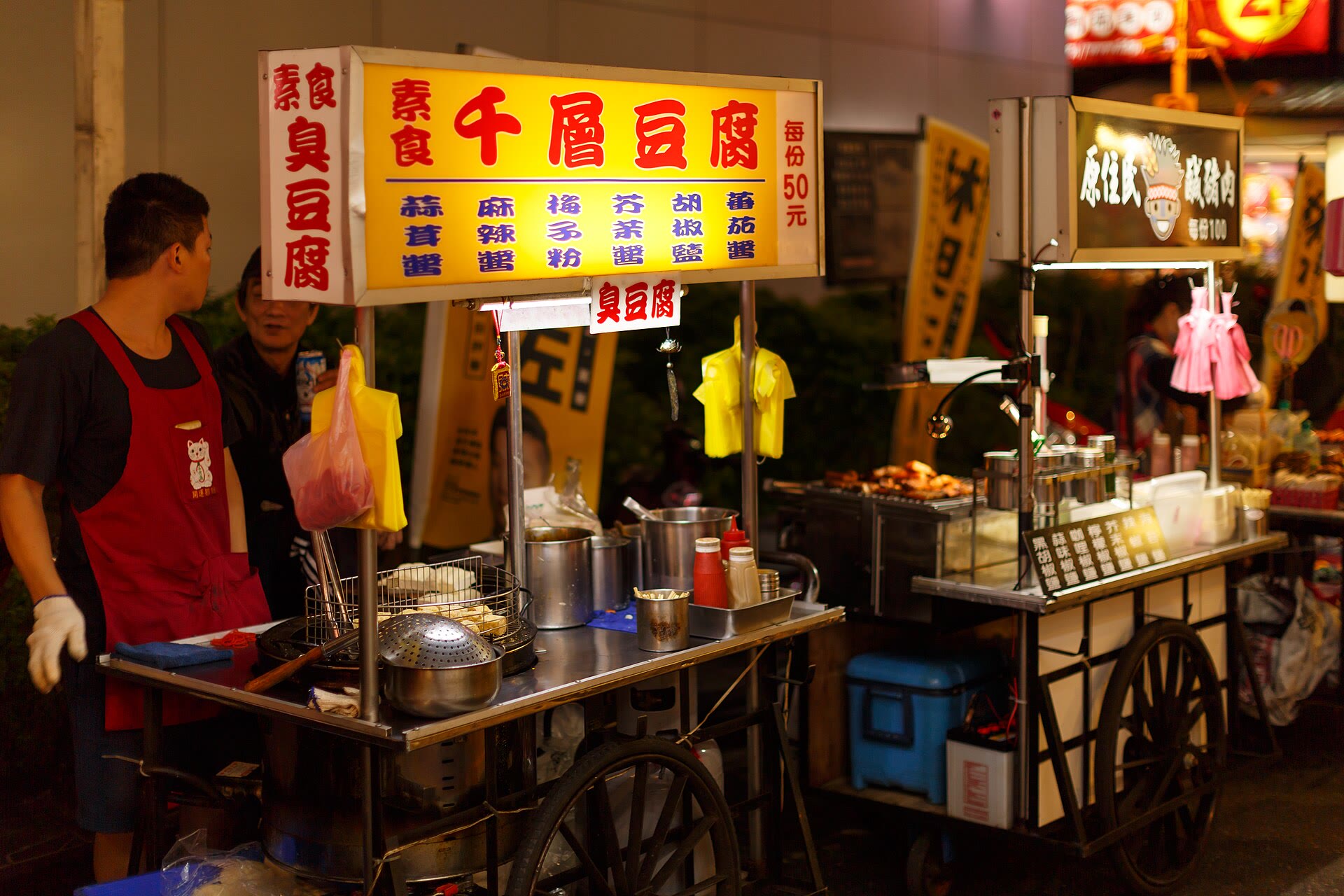 รถเข็นขายอาหารในตลาดกลางคืนย่านซีเหมินติง ไทเป