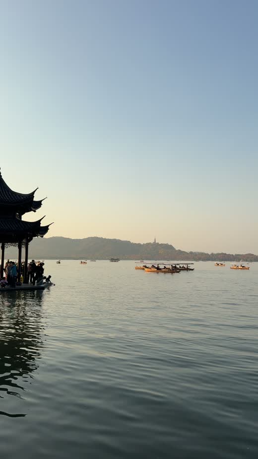 ทะเลสาบซีหูที่หางโจวยามเย็น นั่งเรือชมวิวได้โดยไม่ต้องเดิน