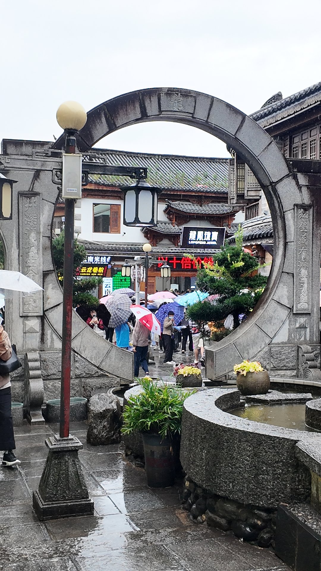 เมืองโบราณต้าหลี่ในวันฝนตก ภาพถ่ายเดือนกันยายนซึ่งยังอยู่ในฤดูฝนของยูนนาน