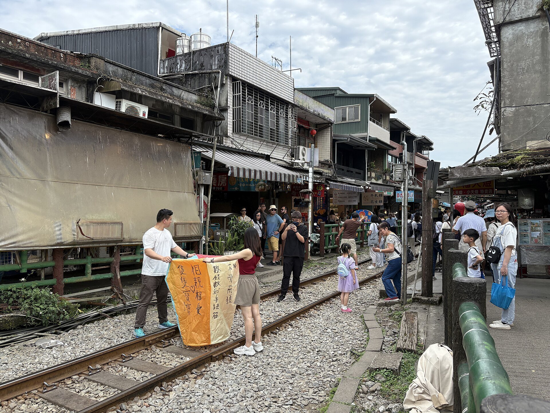 เขียนคำขอพรบนโคมก่อนปล่อยริมรางรถไฟที่สือเฟิน ภาพถ่ายเดือนเมษายน นอกช่วงเทศกาล