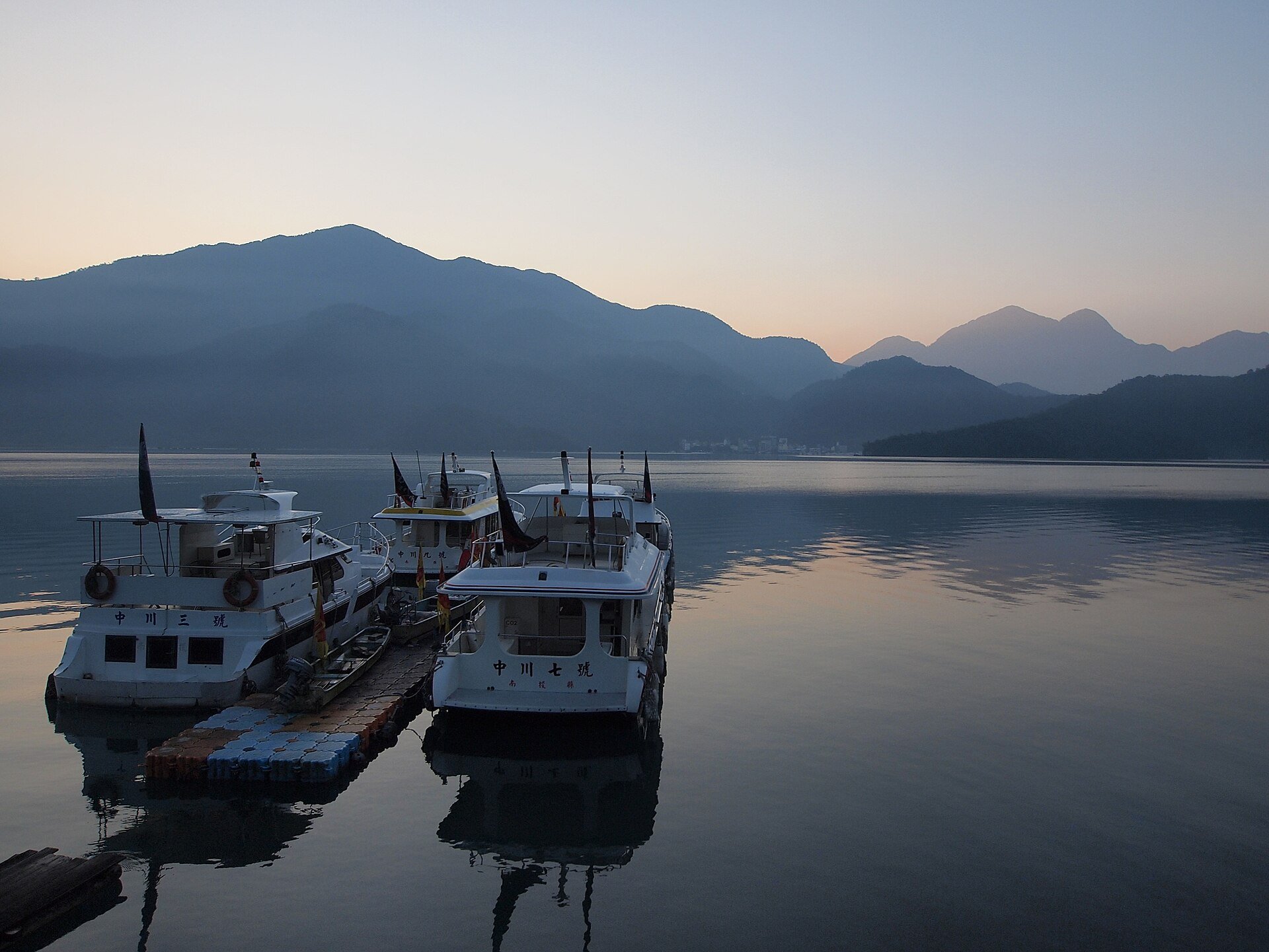 เรือจอดนิ่งบนทะเลสาบสุริยันจันทราในเช้าตรู่เดือนกุมภาพันธ์