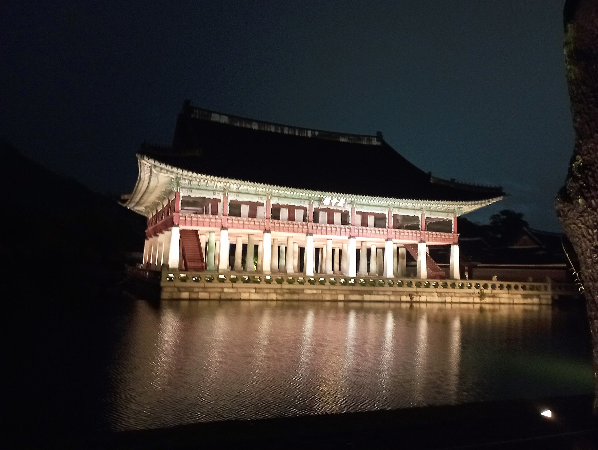 ศาลาคยองฮเวรู (Gyeonghoeru) ริมสระในพระราชวังคยองบกกุง ยามค่ำคืน