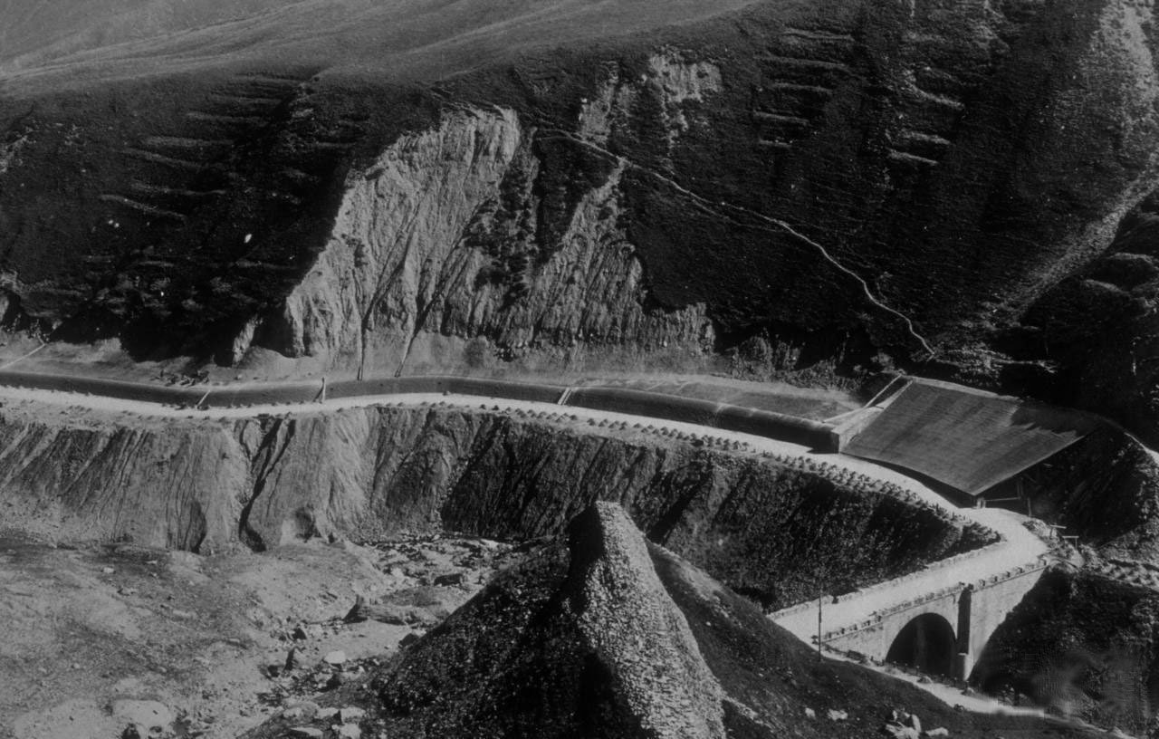 ภาพถ่ายเก่าปี 1901 ของถนนสาย Georgian Military Road ที่ตัดผ่านหุบเขาคอเคซัส