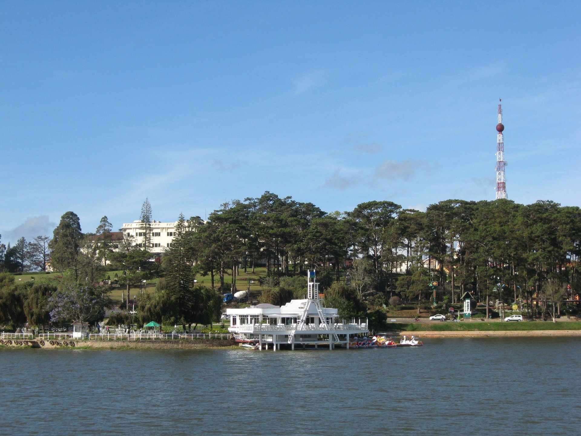 ทะเลสาบซวนเฮืองกลางเมืองดาลัด มีป่าสนและอาคารริมน้ำ