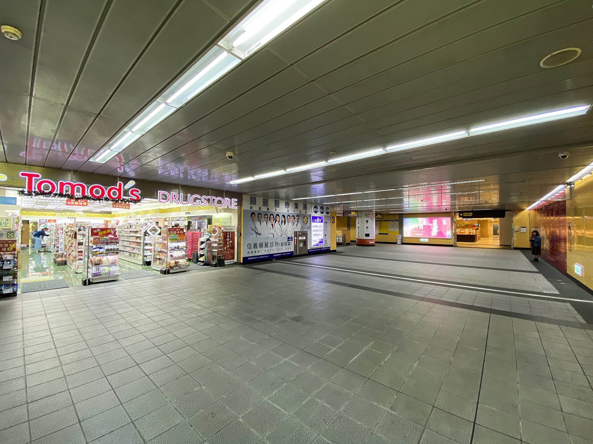 ทางไปทางออก 3 ของสถานีศาลาว่าการ ภาพปี 2563