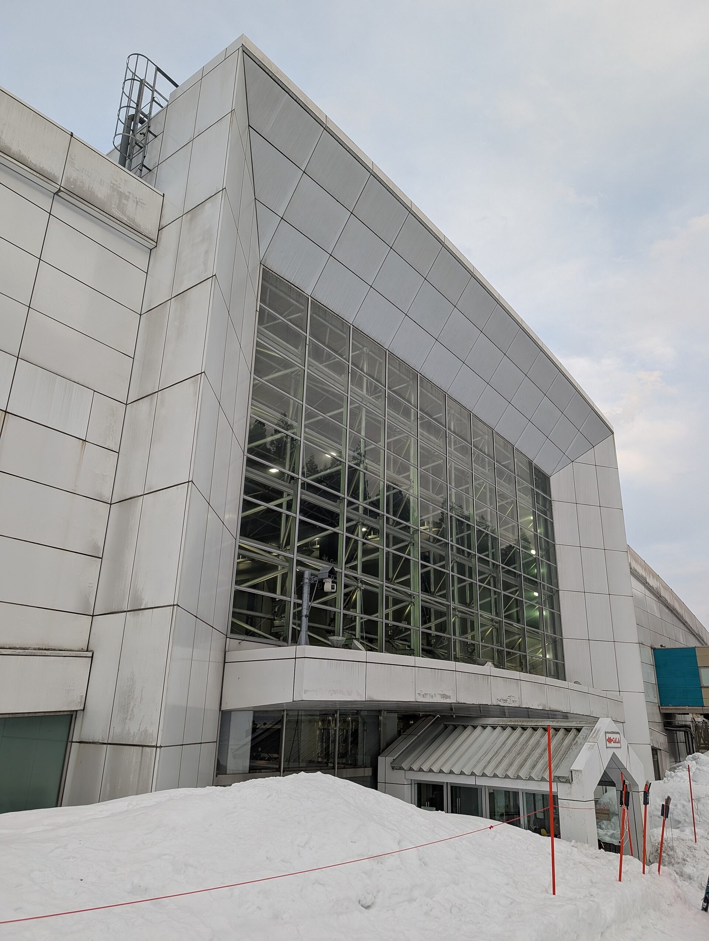 อาคารสถานีกาล่า ยูซาวะ ที่ต่อตรงกับลานสกี หิมะกองรอบอาคาร ถ่ายปี 2025