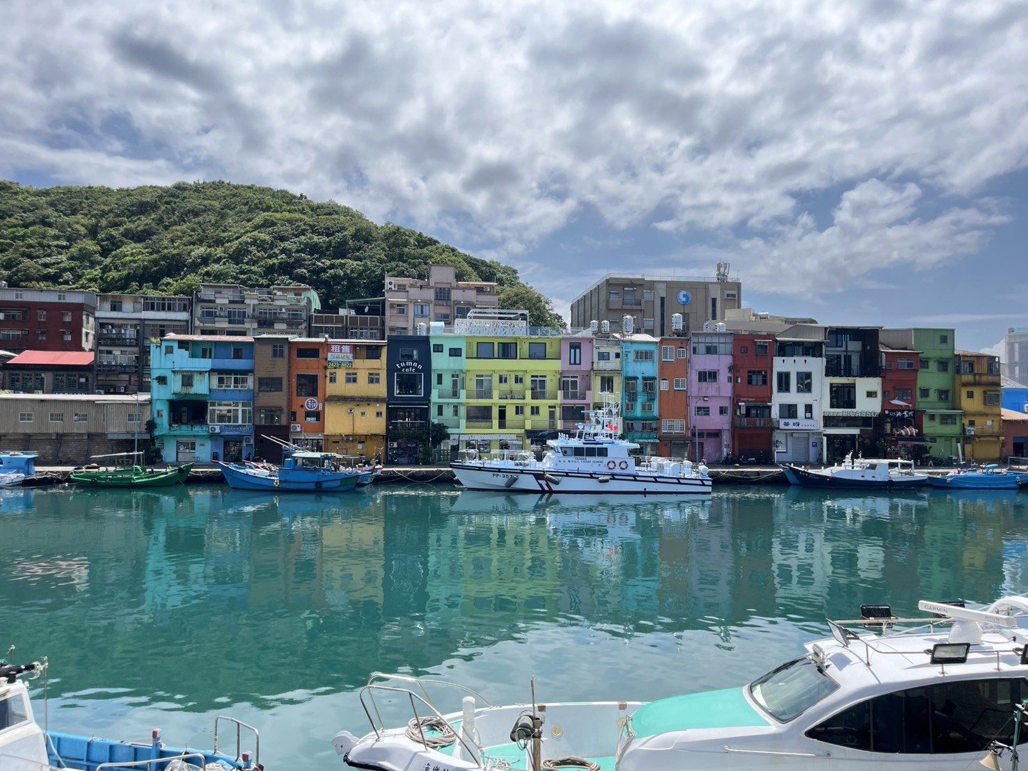 บ้านสีสดริมอ่าวที่เมืองจีหลง (Keelung) ไต้หวัน